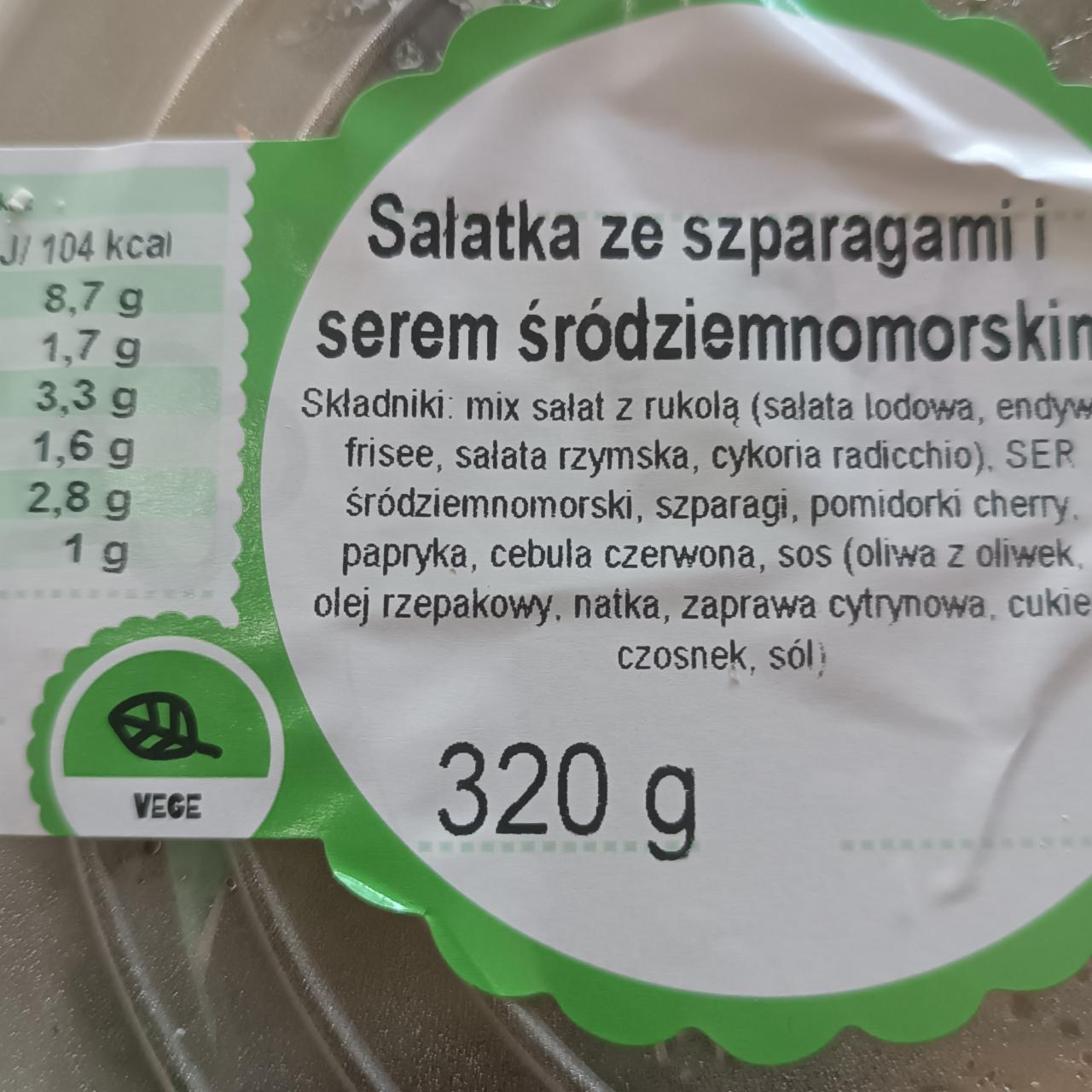 Zdjęcia - Sałatka ze szparagami i serem śródziemnomorskim Ślimak