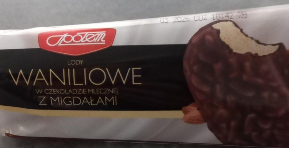 Zdjęcia - Lody waniliowe w czekoladzie mlecznej z migdałami Społem