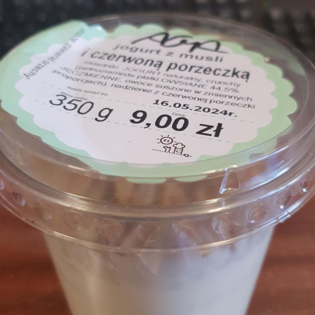 Zdjęcia - Jogurt z musli i czerwoną porzeczką Ślimak