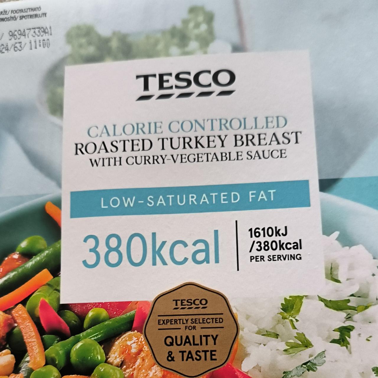 Zdjęcia - Calorie controlled roasted turkey breast with curry vegetable sauce Tesco