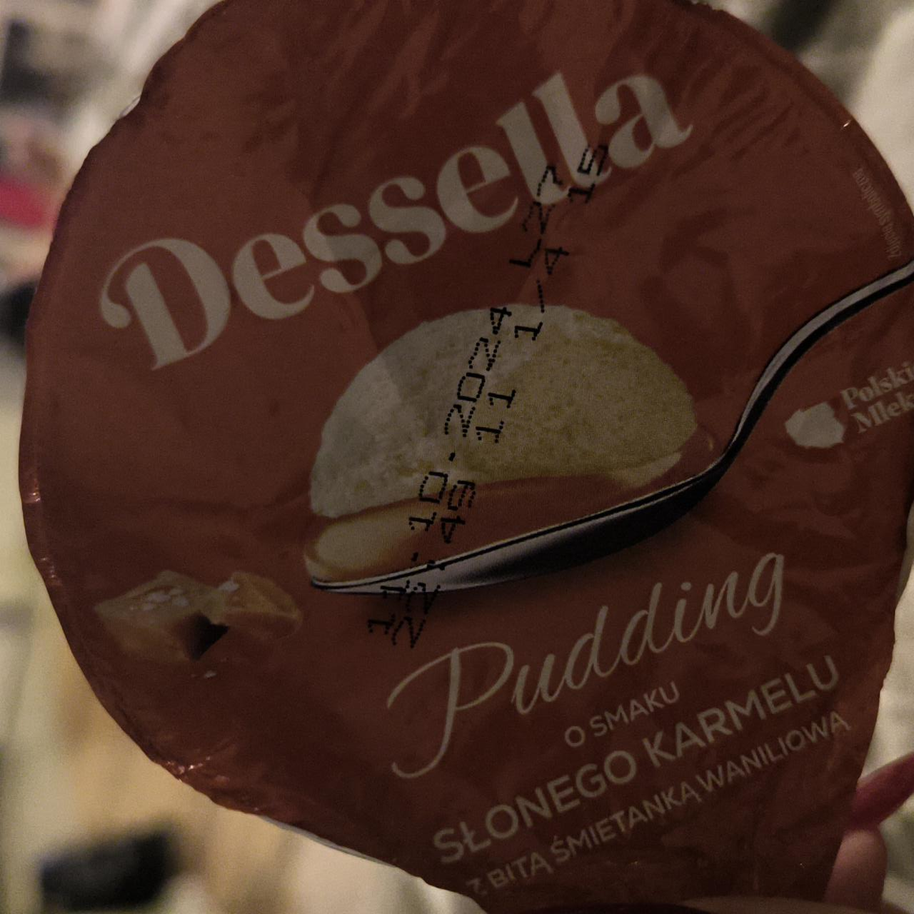 Zdjęcia - Pudding o smaku słonego karmelu z bitą śmietanką waniliową Dessella