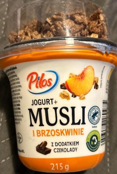 Zdjęcia - Jogurt mussli i brzoskwinie z dodatkiem czekolady Pilos