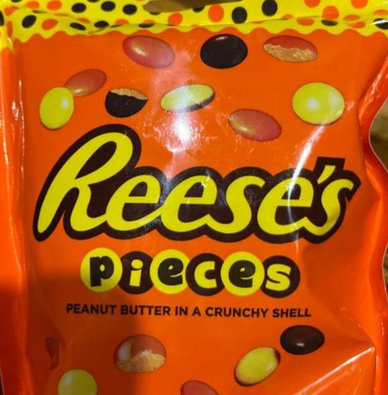 Zdjęcia - Pieces peanut butter in a crunchy shell Reese's