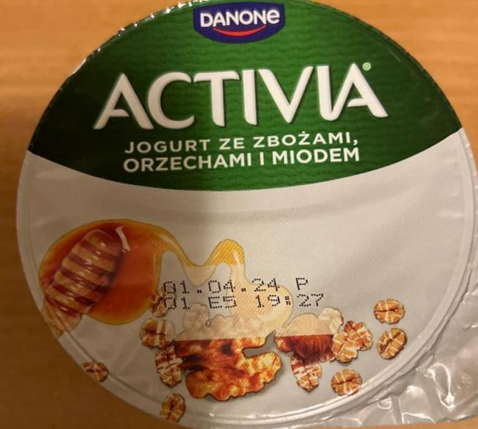 Zdjęcia - Activia Jogurt ze zbożami orzechami i miodem 165 g